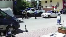 Sürücüler kavga ederken arkada motosikleti çalıp kaçtı!