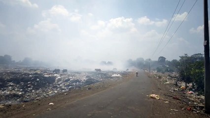 कचरे में लगाई आग, धुएं से दिनभर परेशान हुए लोग