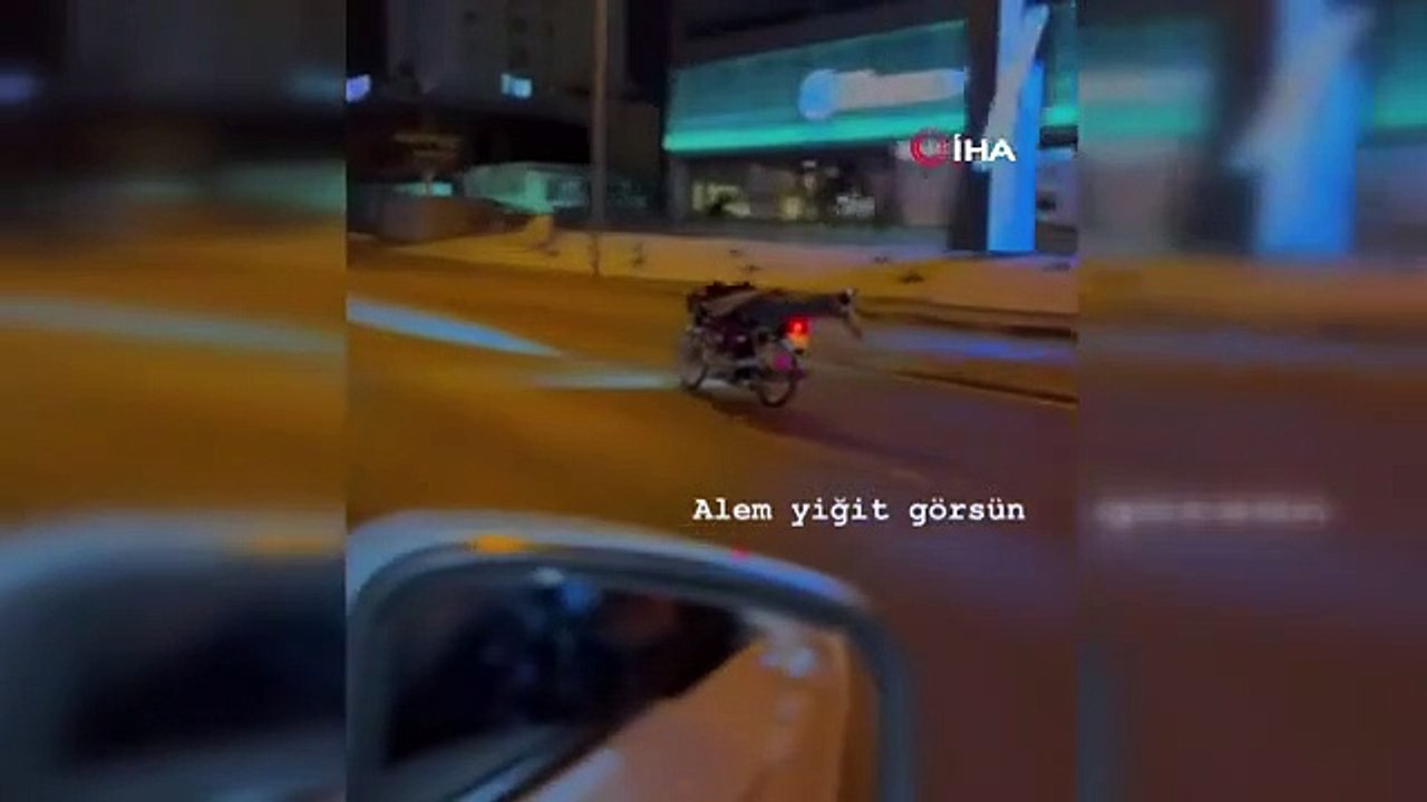 C'est ainsi qu'ils ont regardé dans la circulation, allongés sur des motos et des vélos.