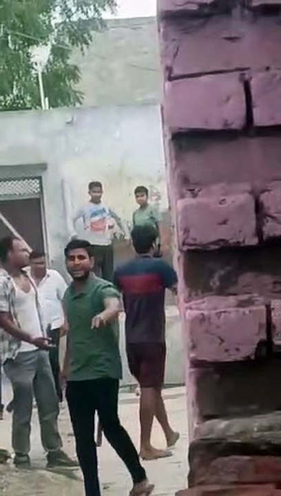 दिनदहाड़े फायरिंग, घर में तोडफ़ोड़ व पथराव...इस कदर हंगामा