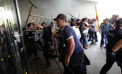 Ganaderos asaltan la Delegación de la Junta en Salamanca en una protesta con graves altercados