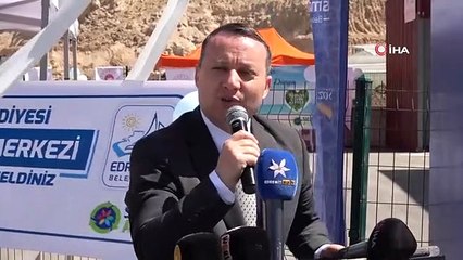 Les petits enfants ont organisé un défilé de mode de recyclage dans une camionnette