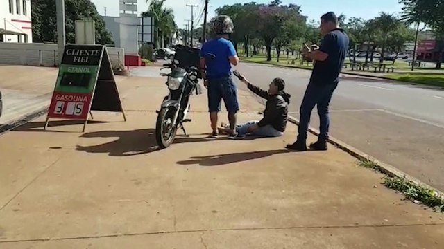 Motociclista fica ferido após acidente na Avenida Brasil