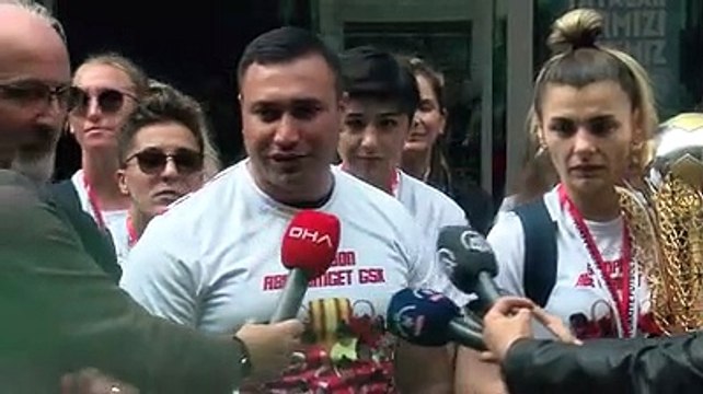 Kadın Futbol Süper Ligi şampiyonu Ankara Büyükşehir Belediyesi FOMGET'e coşkulu karşılama (2)