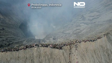 Descargar video: Watch: Hindu worshippers in Indonesia throw offerings into an active volcano