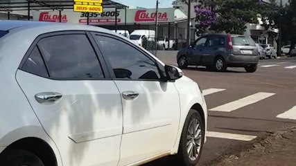 Corolla e Fiesta se envolvem em colisão na Avenida Carlos Gomes