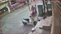 गुरुद्वारे के लिए घर से निकली महिला, बाइक सवार चोर घर से ले गए 50 लाख से अधिक के जेवर व 5 लाख रुपए : देखें वीडियो