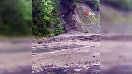 Çatalzeytin'de yaşanan heyelan anı kamerada