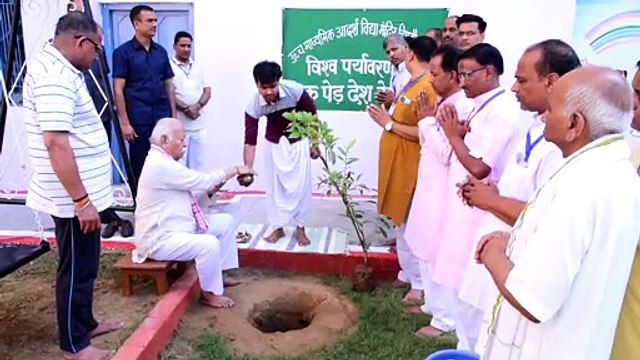 RSS प्रमुख मोहन भागवत ने राजस्थान के इस शहर में रोपे चीकू और आंवले के पौधे