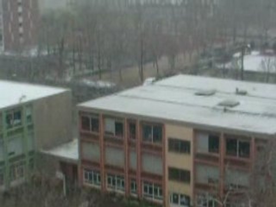 NEIGE SUR VAULX EN VELIN LUNDI DE PAQUES PARTIE 2