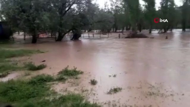 Sivas'ta Sel: Ev ve Ahırları Su Bastı