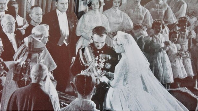 GALA VIDEO - Grace Kelly et Rainier de Monaco : ce rôle joué par un célèbre cinéaste le jour de leur mariage