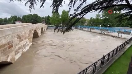 Taşköprü'de tarihi köprü su debisinin yükselmesi nedeniyle trafiğe kapatıldı