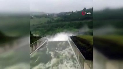 Samsun'da su seviyesi yükselen barajın kapakları açıldı