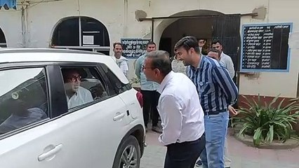 एडीएम को देखते ही तहसीलदार के उड़ होश .... देखें वीडियो