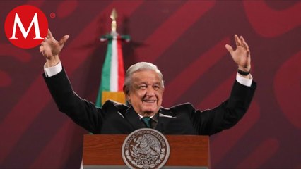 AMLO inicia su mañanera cantando y demostrando buen humor