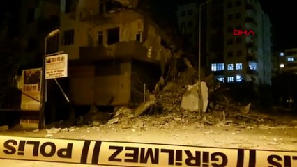 Diyarbakır'da, depremlerde hasar görüp yıkımına başlanan 7 katlı bina çöktü