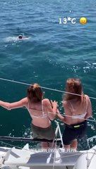 La présidente de l'association Premiers de cordée porte simplement un short et un soutien-gorge