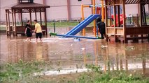 Sivas'ta su baskınlarına rağmen çocuklar oyunlarına devam etti