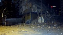 Diyarbakır'da yıkımı yapılan ağır hasarlı binanın bir kısmı kendiliğinden çöktü