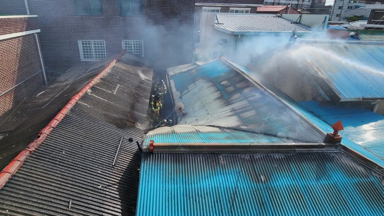 충남 보령 단독주택에 불...다친 사람 없어 / YTN