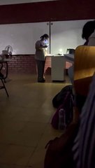 Captan a docente impartiendo clases a oscuras en la UNAH-VS por falta de energía eléctrica
