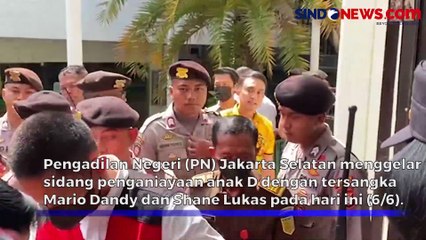 Mario dan Shane Jalani Sidang, Karangan Bunga Muncul di PN Jakarta Selatan