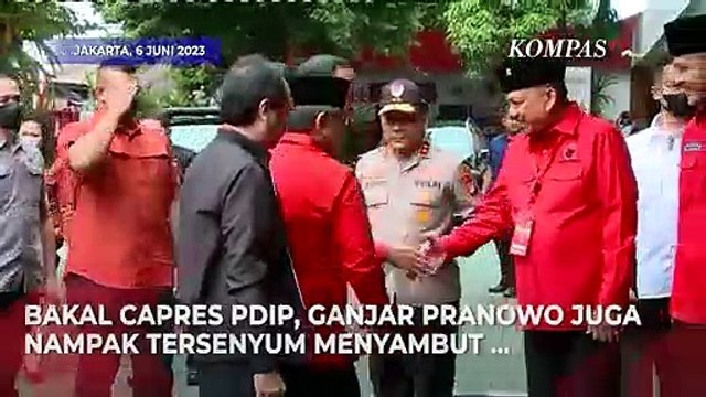 Ekspresi Bakal Capres Ganjar Sambut Presiden Jokowi di Rakernas PDIP
