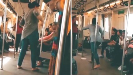 एक हाथ में चप्पल दूसरे में बोतल... दिल्ली मेट्रो में एक-दूसरे से बुरी तरह भिड़ गई दो लड़कियां