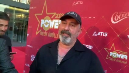 Moments tendus lors de la cérémonie de remise des prix ! Zerrin Özer, dont l'interview a été interrompue parce que Cem Yılmaz est venu, a lancé de la colère： Vous serez intelligent