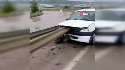 Kontrolden Çıkan Otomobil Bariyerlere Ok Gibi Saplandı