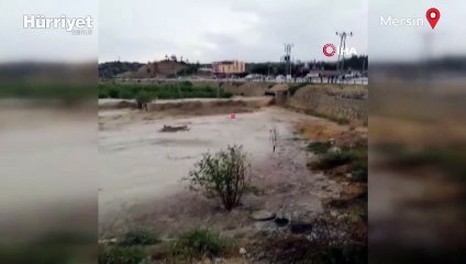 Mersin’de sağanak yağış bahçe ve yollara zarar verdi