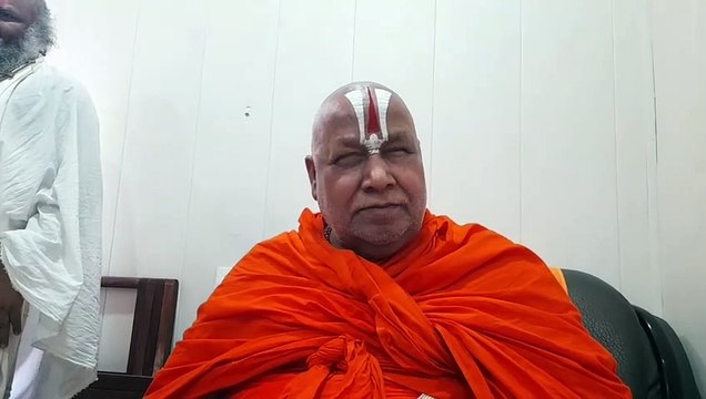 वीडियो नन्हे गोपाल की किलकारी सुन खुद को रोक नहीं सके रामभद्राचार्य, गोद में उठाकर खिलाया