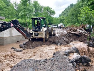 Tokatta sağanak menfezleri tıkadı, 5 mahalleye ulaşımı sağlayan yol göle döndü