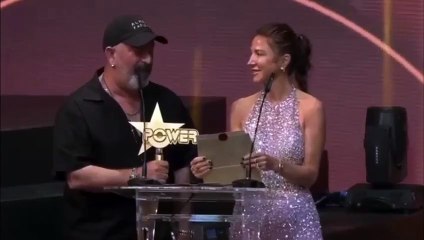 Ödül vermek için Mabel Matiz'i çağıran Cem Yılmaz, Nihat Doğan esprisiyle kahkahaya boğdu