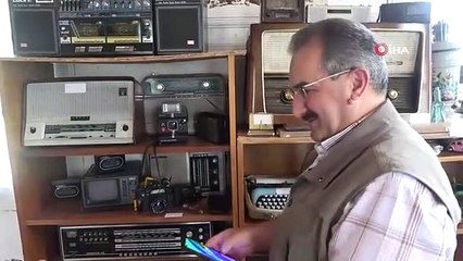 L'imam de la mosquée expose des artefacts historiques qu'il a accumulés pendant 20 ans