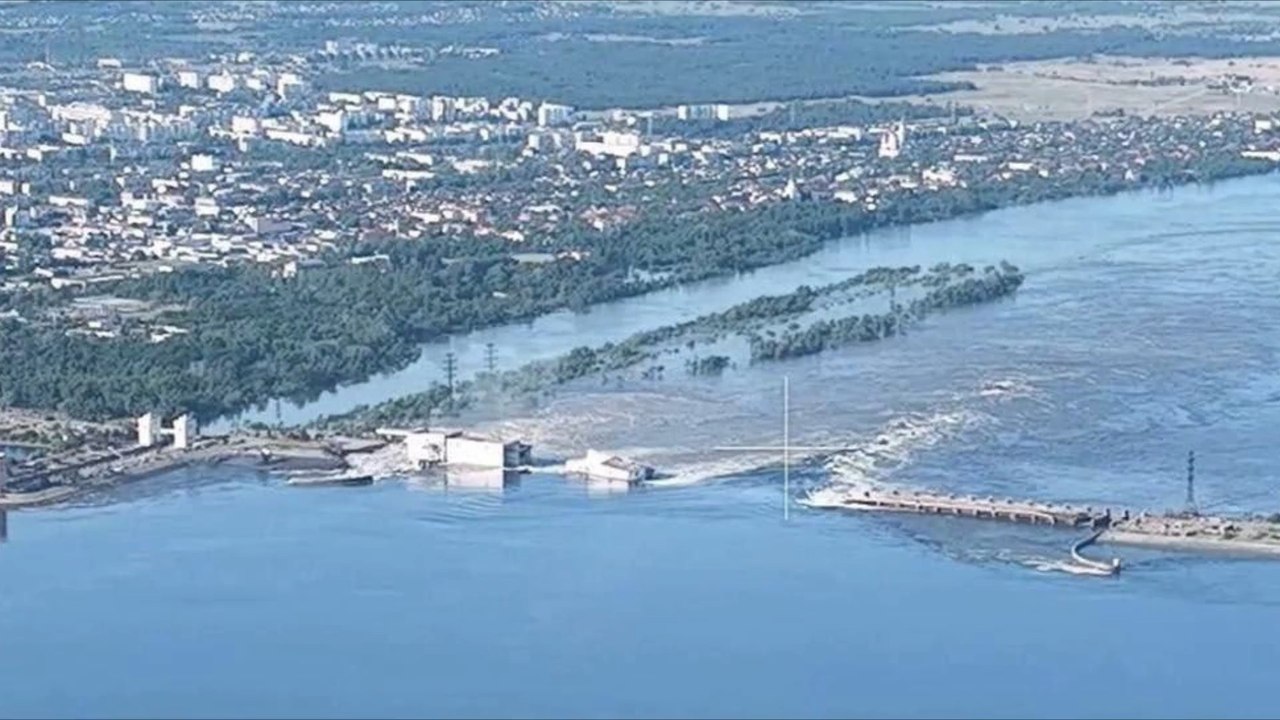 Kachowka-staudamm im ukrainischen cherson gesprengt