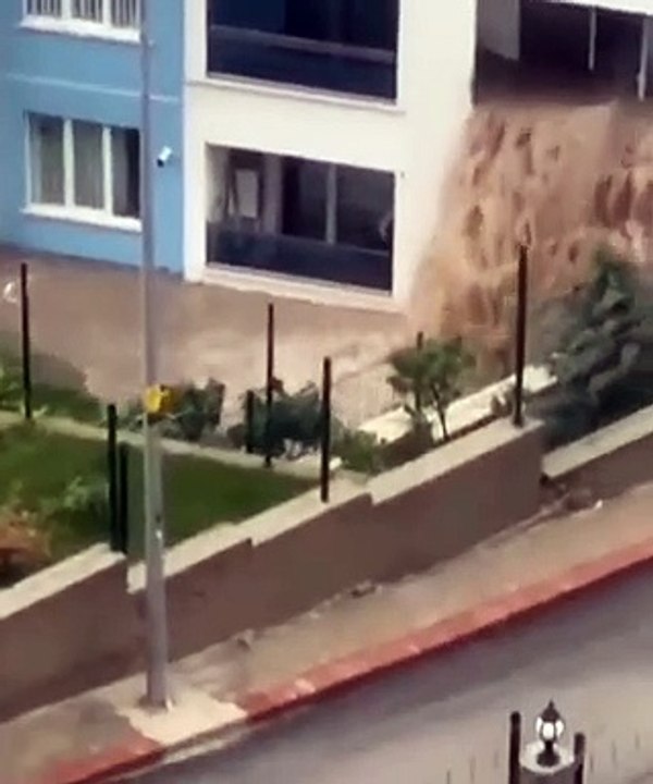Un immeuble traversé par une coulée de boue pendant les inondations en Turquie
