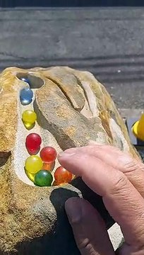 Il crée un circuit en pierre pour billes et le résultat est génial