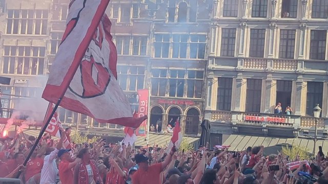Les joueurs de l'Antwerp fêtent le titre dans le centre d'Anvers avec leurs supporters