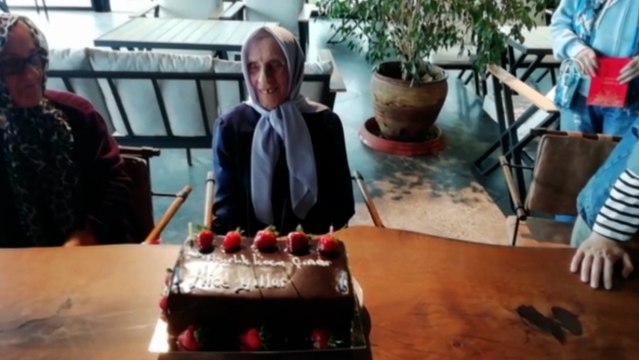 Kocaeli'de 100 yaşına giren Nuriye nine ilk kez doğum gününü kutladı