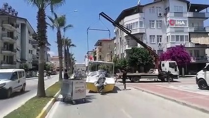 Tekne kazası karayolunu kapattı