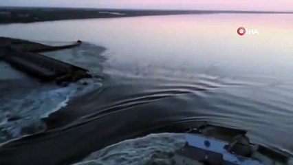 Après l'attaque du barrage, la hauteur de l'eau a dépassé les 10 mètres ! Ils évacuent les gens de la région.