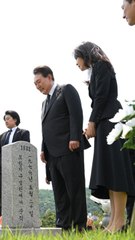 윤 대통령, 베트남전·대간첩 작전 전사자 묘역 방문…유가족 위로