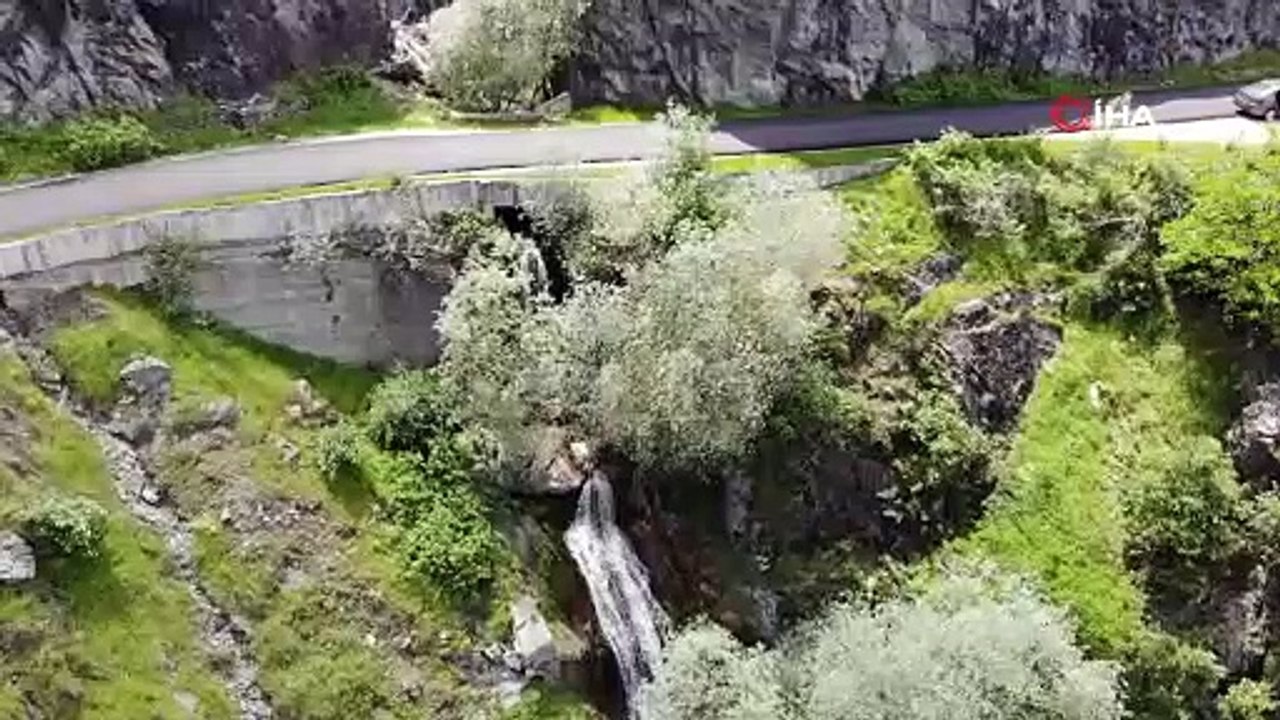 Üzerinden yol geçen şelale yolculuk yapanların uğrak noktası oluyor