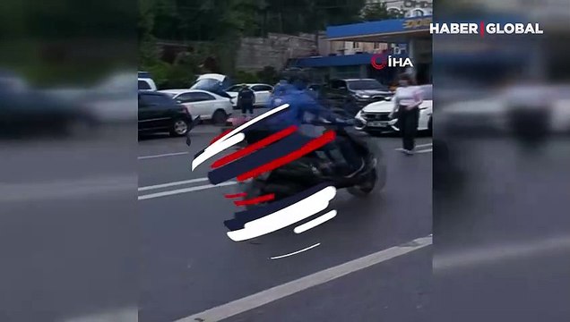 Yavru karga için trafiği durdurdu, anne karganın saldırısına uğradı