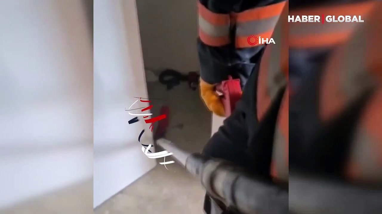 Evinde gizlenen yılanı itfaiye ekipleri böyle yakaladı!