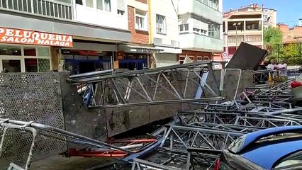 Un andamio cae sobre coches aparcados en Juan XXIII
