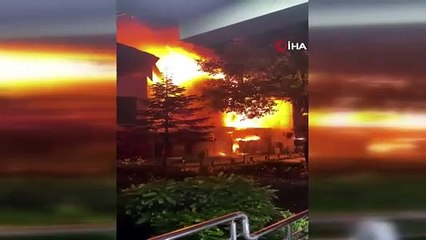 Zeytinburnu'ndaki teknoloji mağazası alev alev yandı