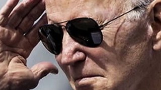 États-Unis _ Joe Biden, candidat à sa réélection, chute sur scène lors d_une cérémonie